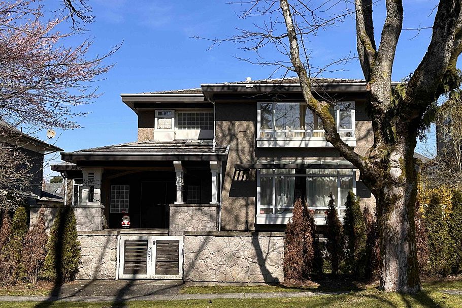 2571 W 36th Avenue Vancouver, BC - 1