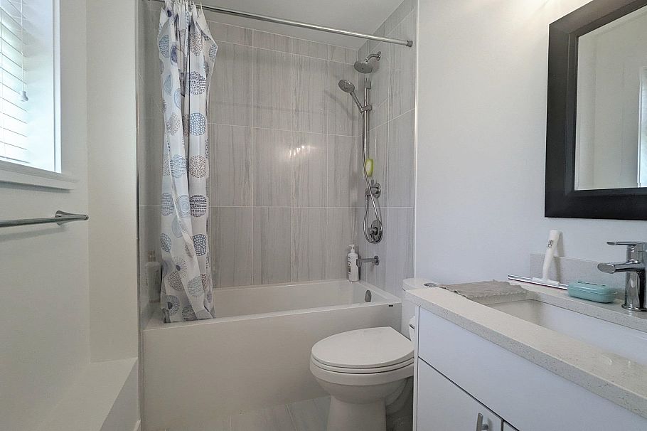 3542 W 16th Avenue Vancouver, BC - 18