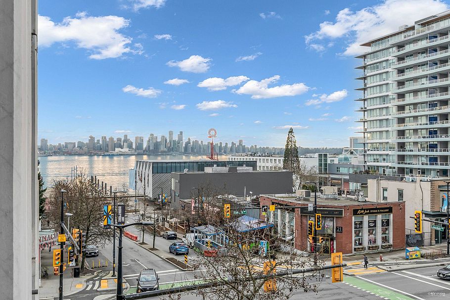 409 100 E Esplanade Street North Vancouver, BC - 1