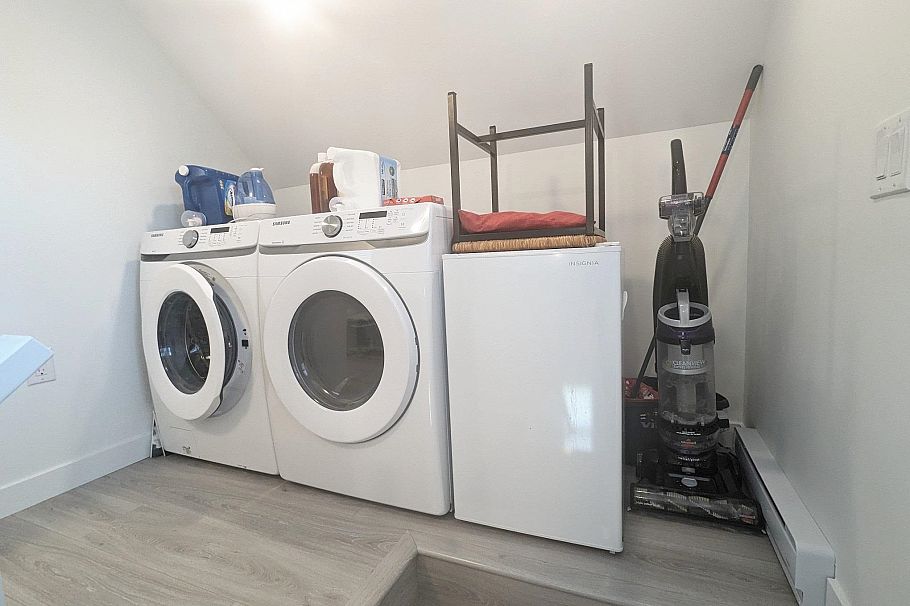 3542 W 16th Avenue Vancouver, BC - 19