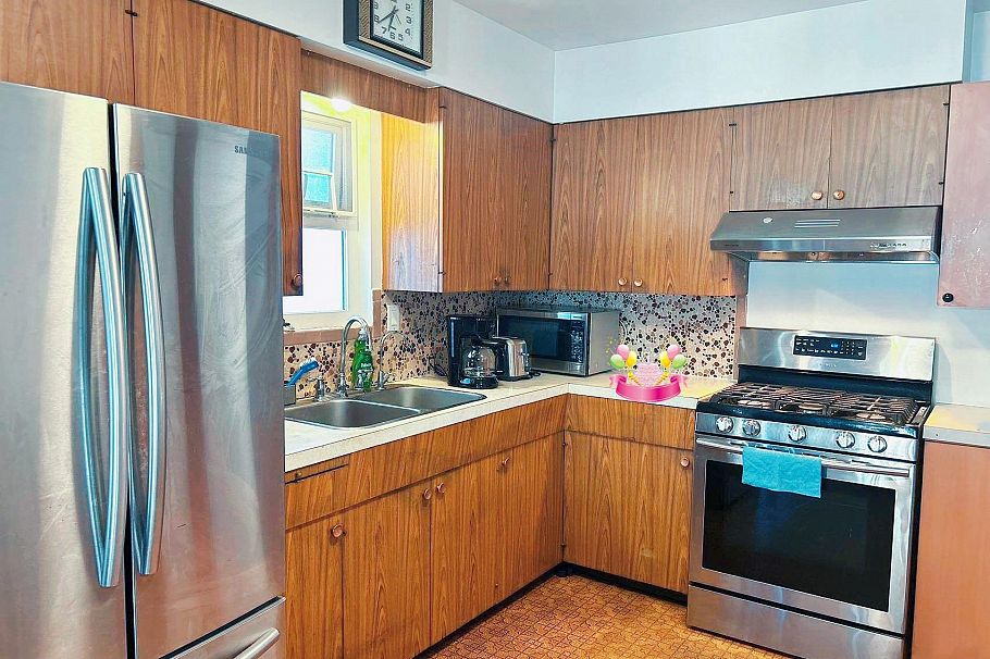 5530 College Street Vancouver, BC - 14