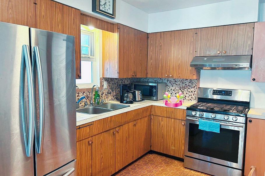 5530 College Street Vancouver, BC - 4