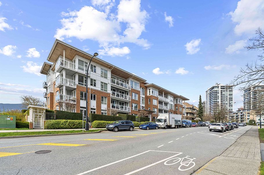 305 717 Chesterfield Avenue North Vancouver, BC - 2