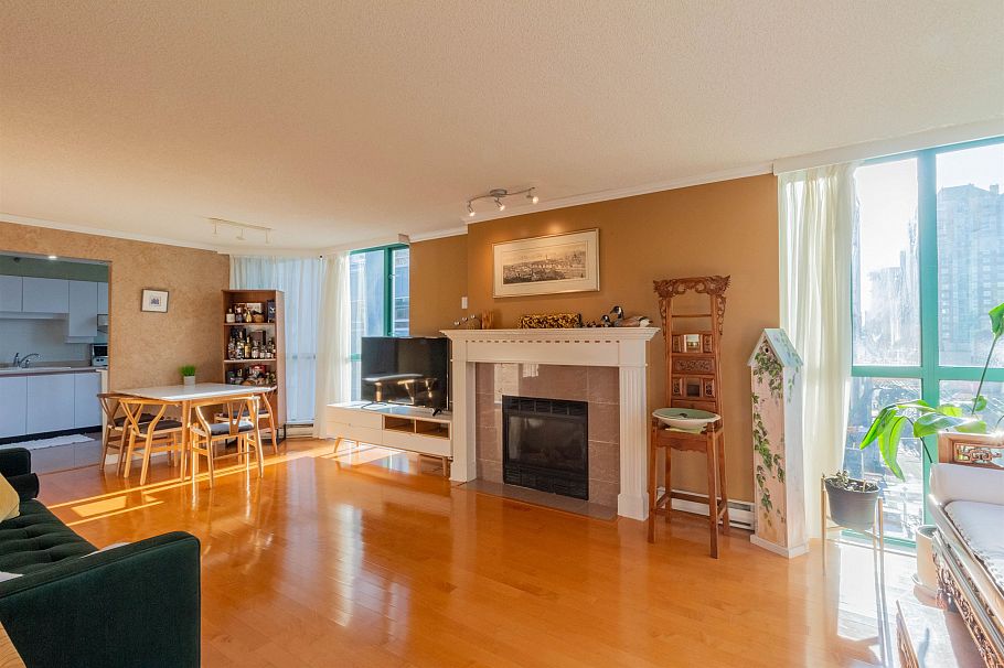 801 1132 Haro Street Vancouver, BC - 2