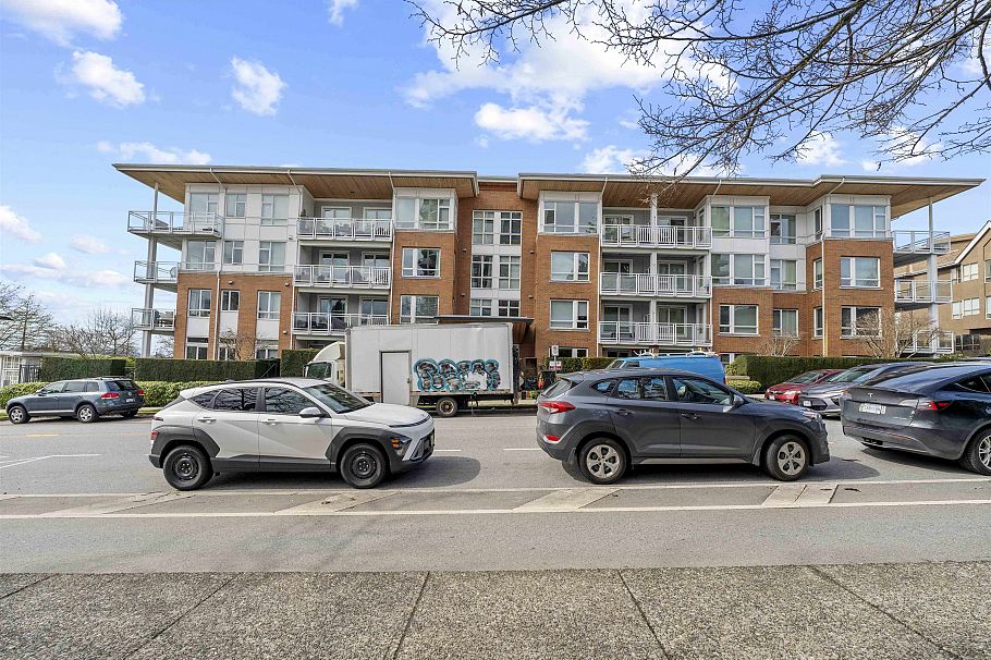 305 717 Chesterfield Avenue North Vancouver, BC - 1