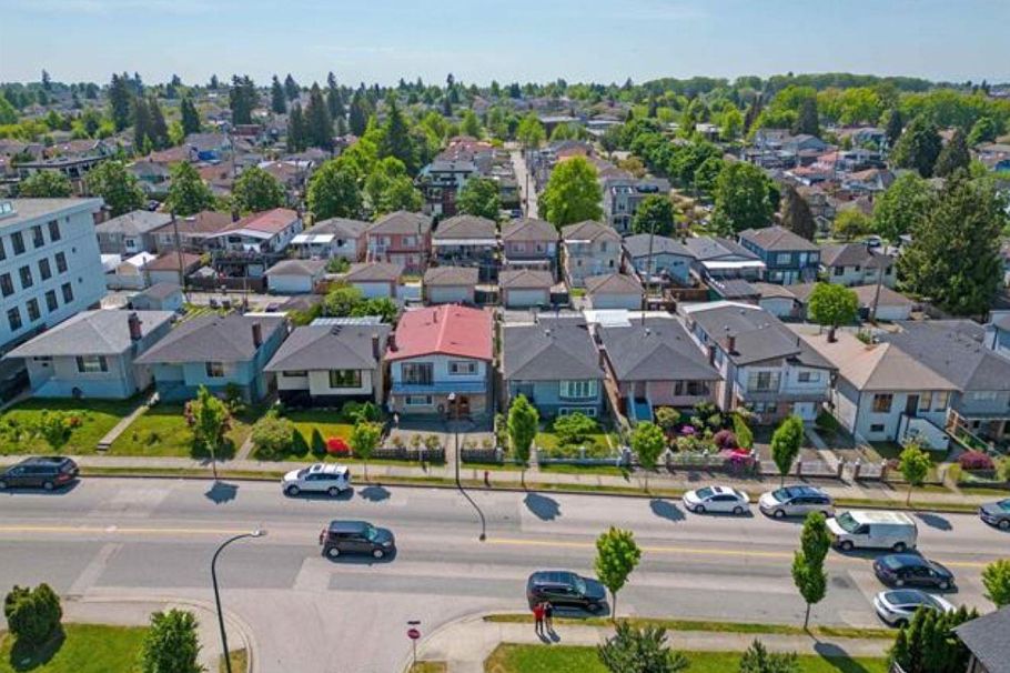 2396 E 33rd Avenue Vancouver, BC - 3