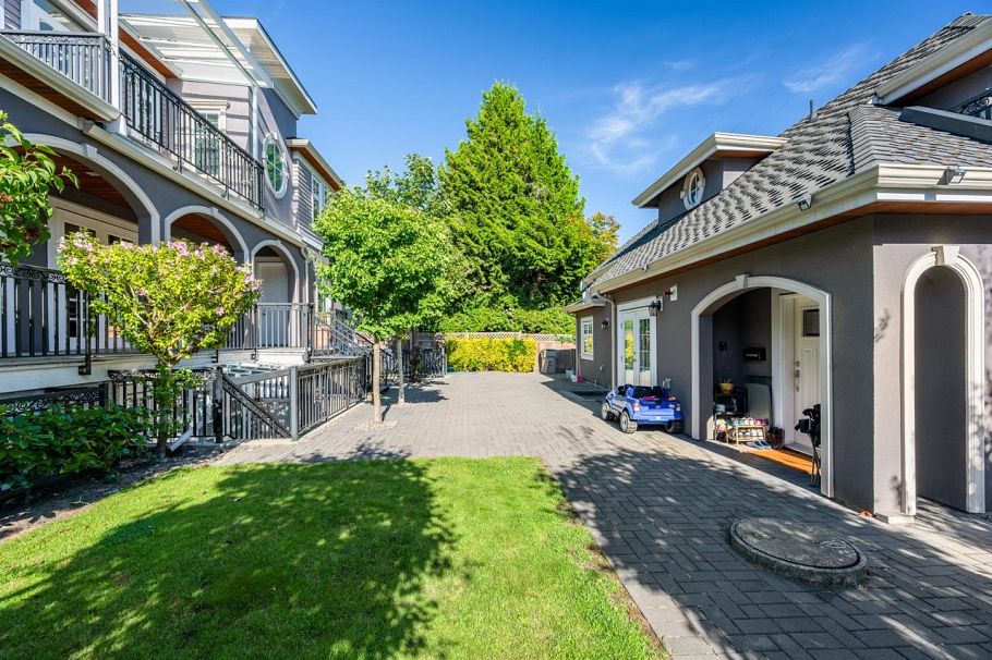 738 W 54th Avenue Vancouver, BC - 4