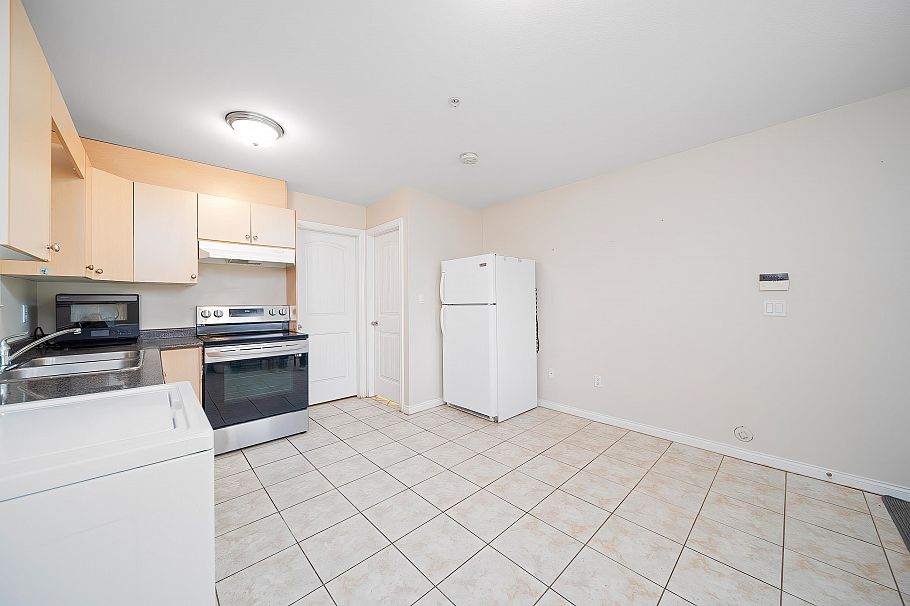 3320 E 43rd Avenue Vancouver, BC - 21