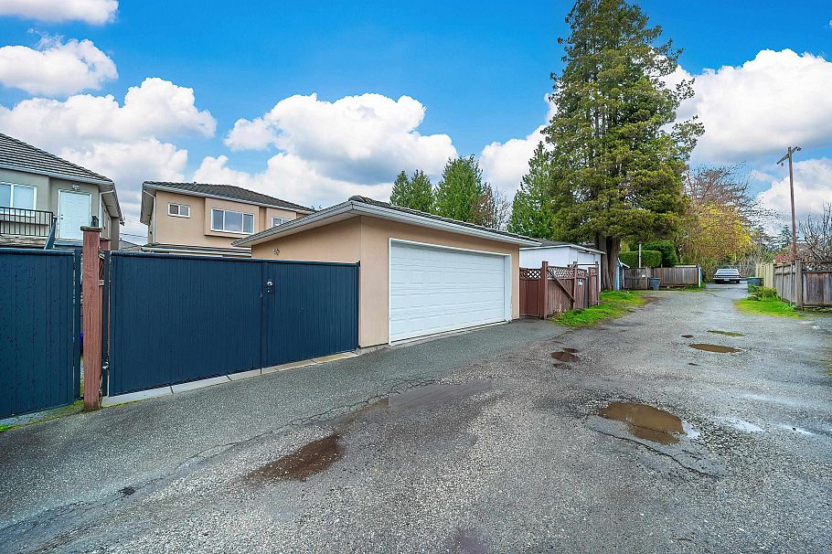 3320 E 43rd Avenue Vancouver, BC - 25