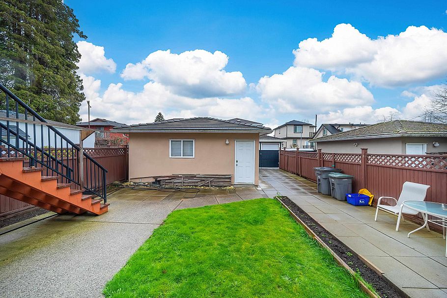 3320 E 43rd Avenue Vancouver, BC - 26