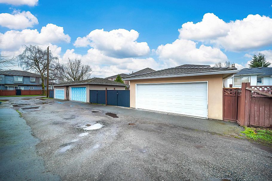 3320 E 43rd Avenue Vancouver, BC - 35