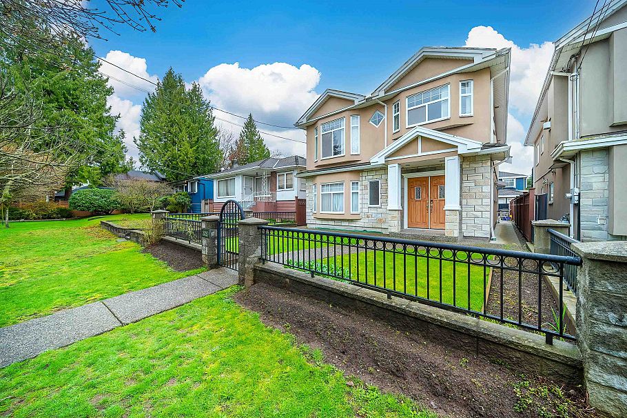 3320 E 43rd Avenue Vancouver, BC - 36