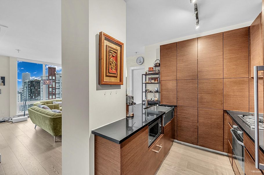 2002 565 Smithe Street Vancouver, BC - 12