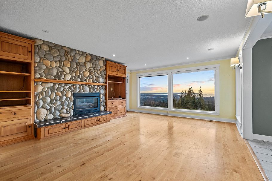 353 Newdale Court North Vancouver, BC - 2