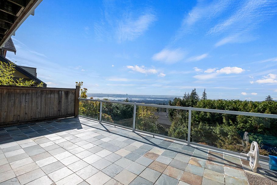 353 Newdale Court North Vancouver, BC - 35