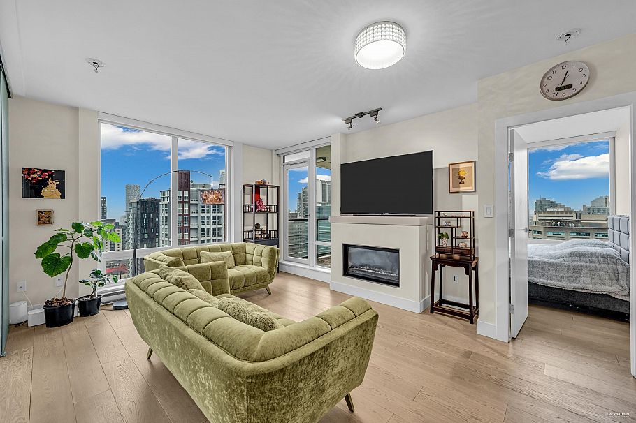 2002 565 Smithe Street Vancouver, BC - 1