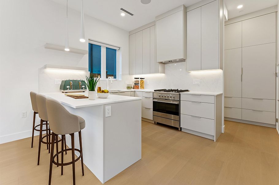 2 2241 E 8th Avenue Vancouver, BC - 5