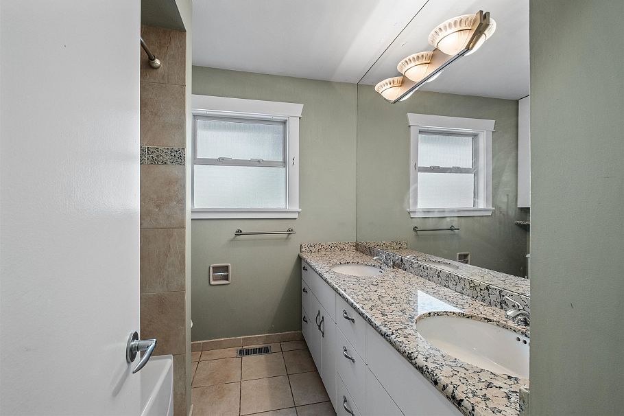 353 Newdale Court North Vancouver, BC - 18