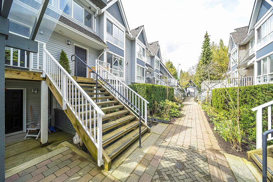 15 1015 Lynn Valley Road North Vancouver, BC - 1