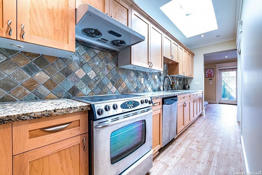 1255 W 26th Avenue Vancouver, BC - 15