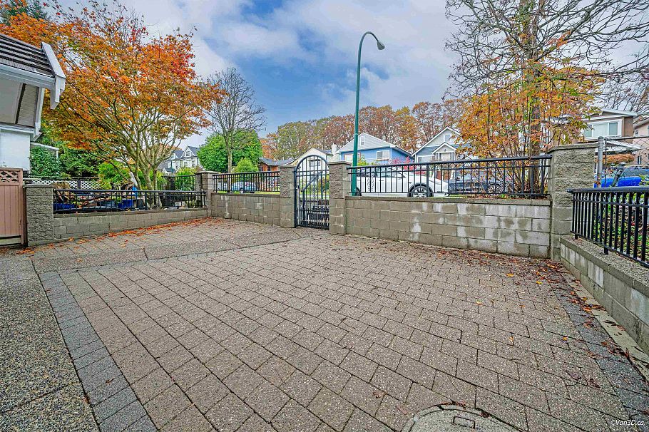3576 E Georgia Street Vancouver, BC - 34