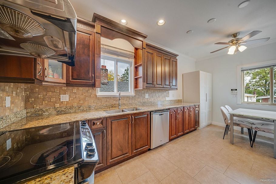 3576 E Georgia Street Vancouver, BC - 9