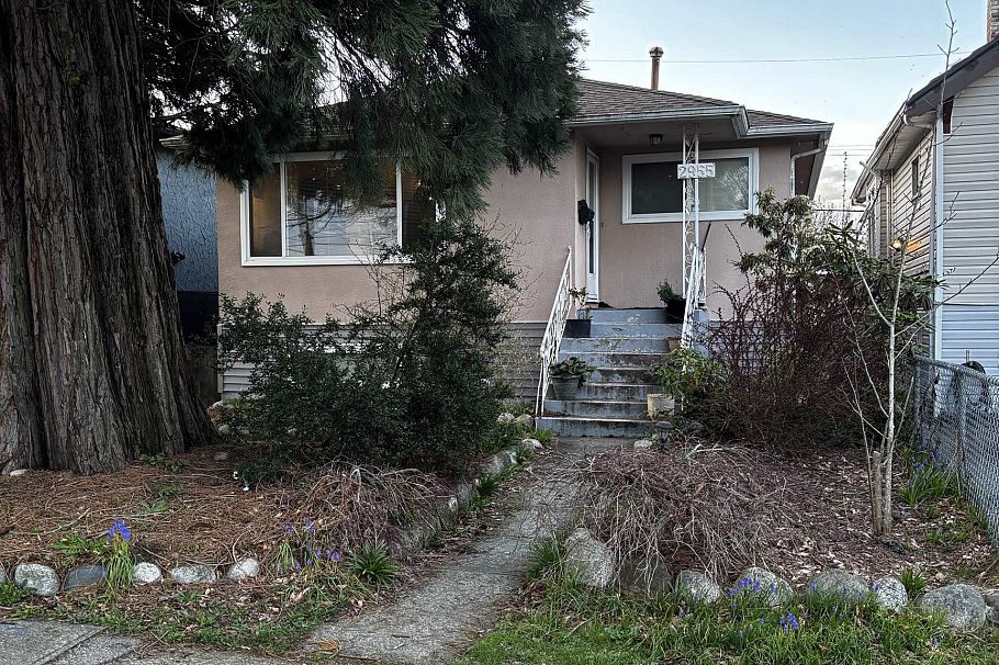 2955 E 29th Avenue Vancouver, BC - 1