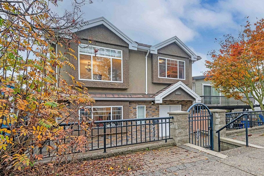 3576 E Georgia Street Vancouver, BC - 2