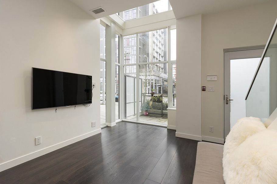 131 E 1st Avenue Vancouver, BC - 11