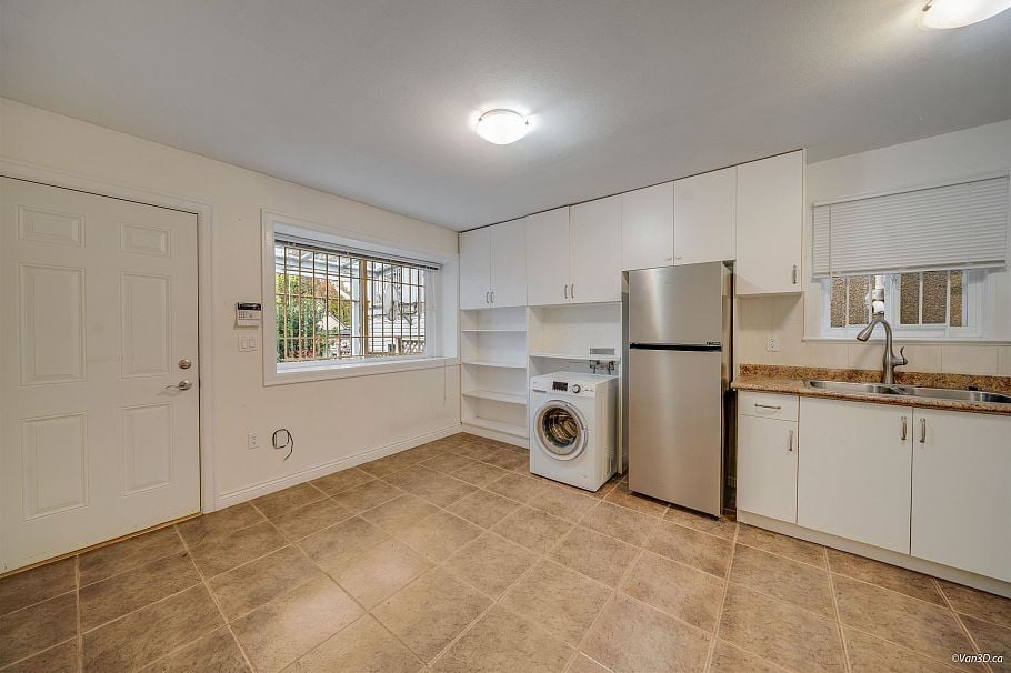 3576 E Georgia Street Vancouver, BC - 24