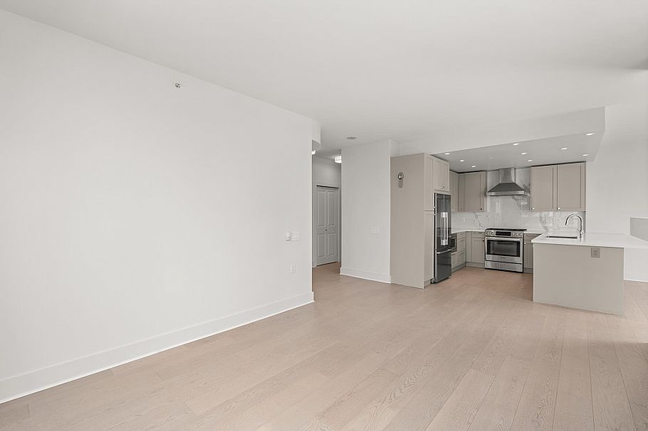 701 120 W 16th Street North Vancouver, BC - 10