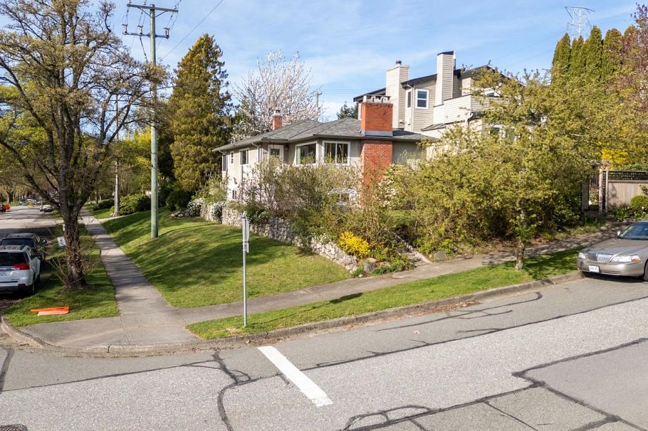 3605 Oxford Street Vancouver, BC - 1