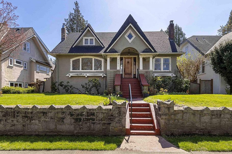 4250 W 9th Avenue Vancouver, BC - 1