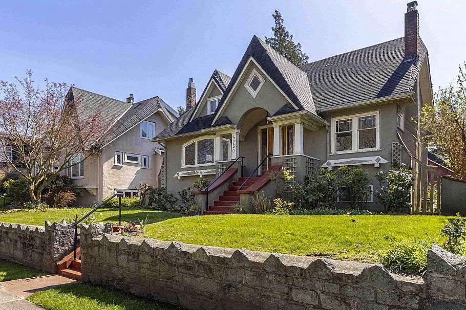 4250 W 9th Avenue Vancouver, BC - 2