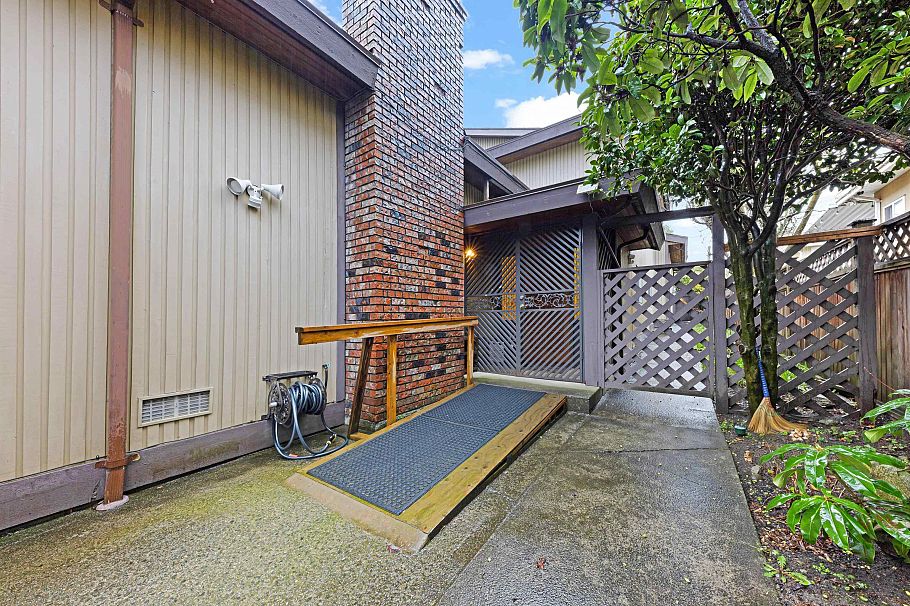 137 W Woodstock Avenue Vancouver, BC - 33