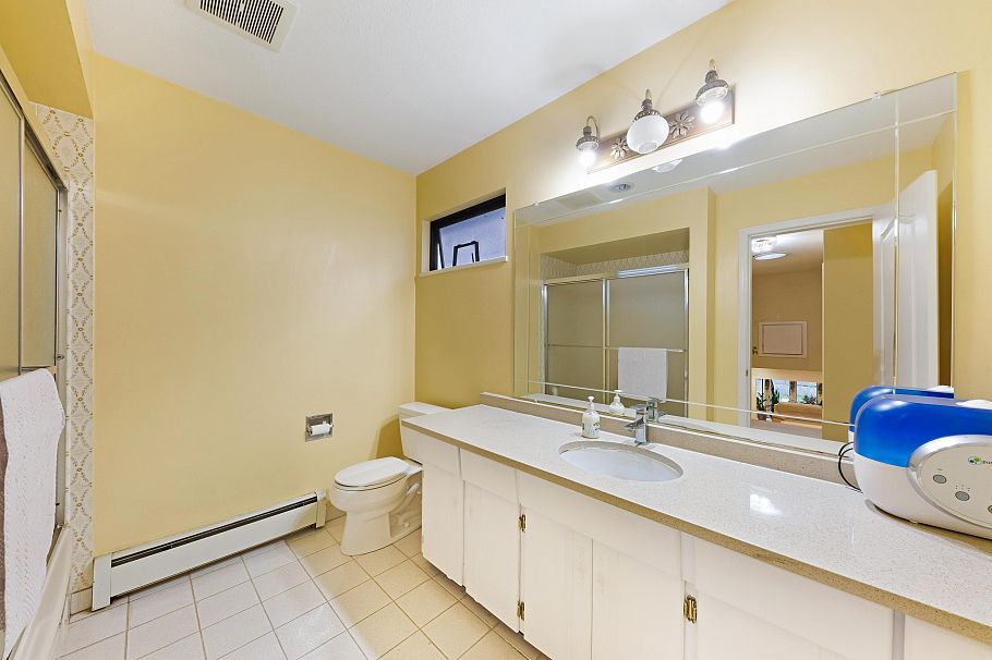 137 W Woodstock Avenue Vancouver, BC - 32