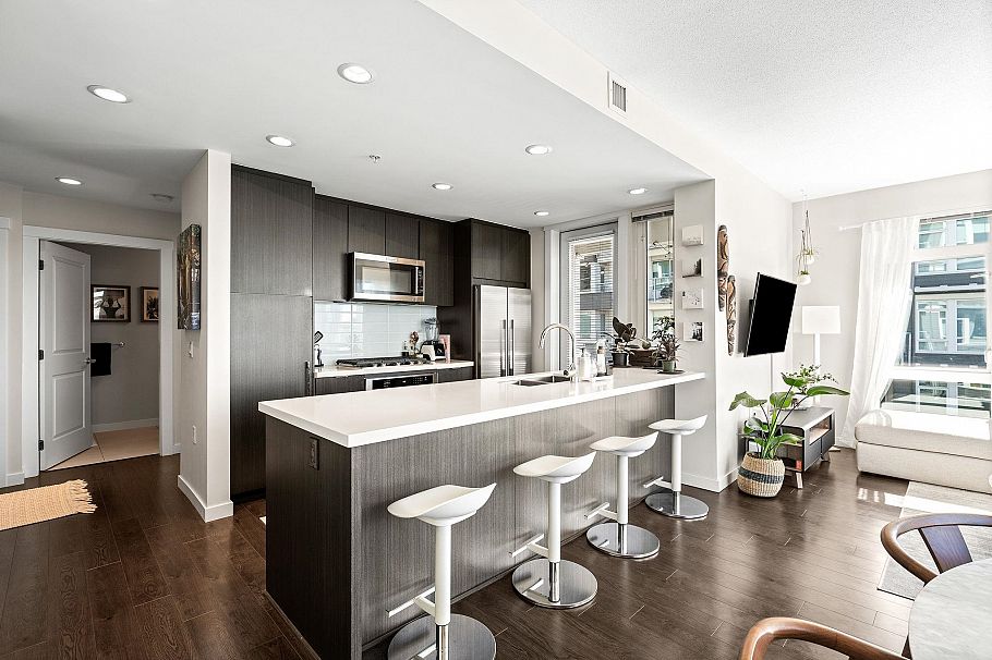 306 277 W 1st Street North Vancouver, BC - 2