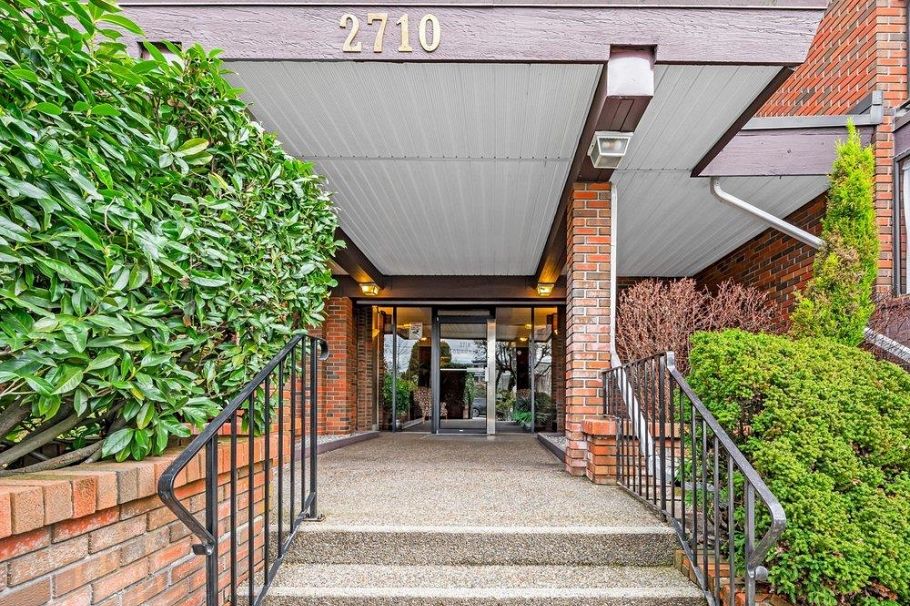 301 2710 Lonsdale Avenue North Vancouver, BC - 1