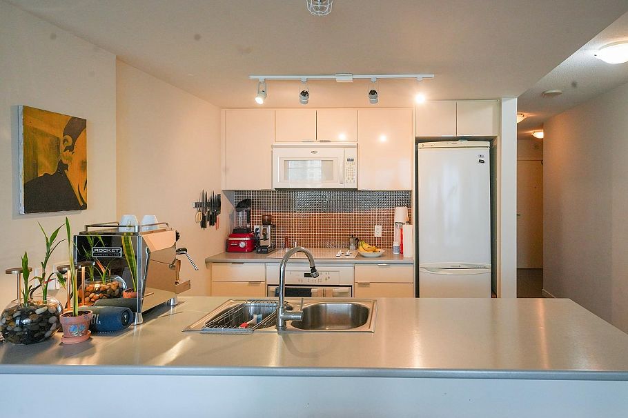 2208 788 Hamilton Street Vancouver, BC - 3