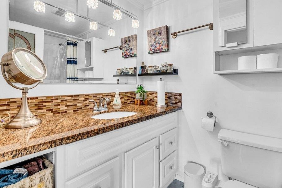 301 2710 Lonsdale Avenue North Vancouver, BC - 14