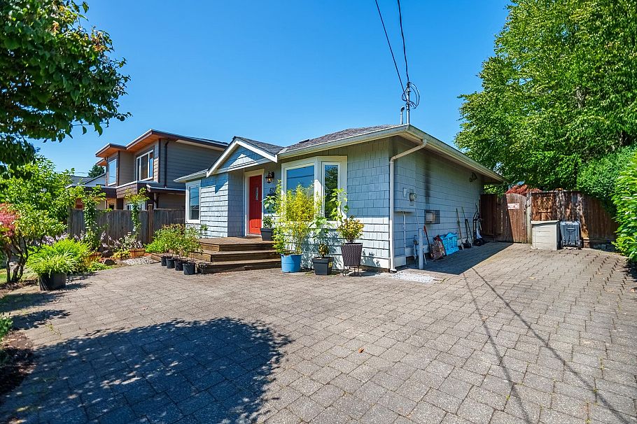 628 E 7th Street North Vancouver, BC - 3