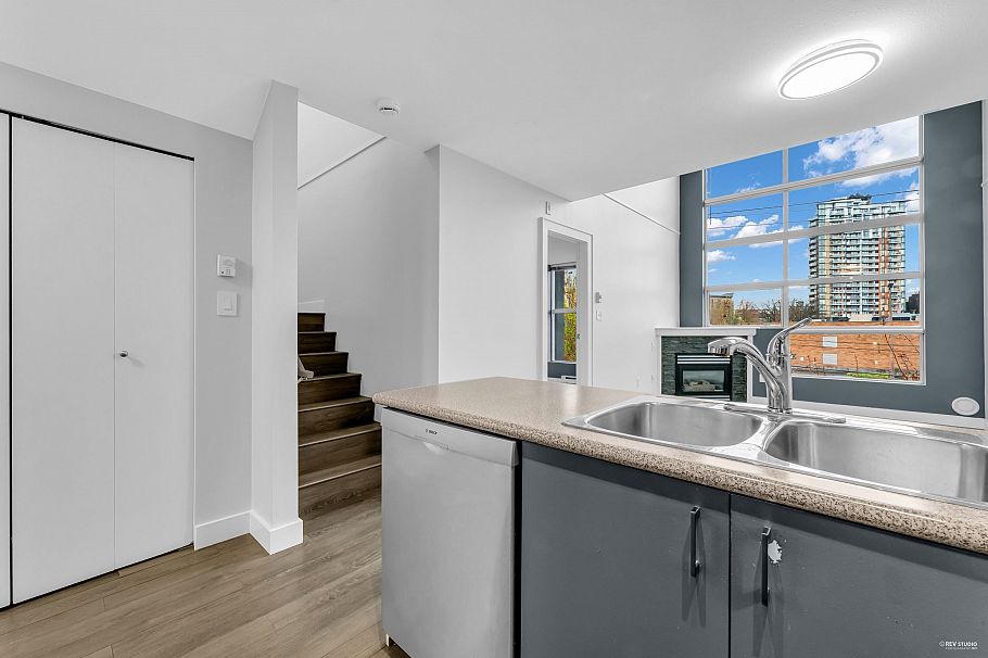 319 418 E Broadway Vancouver, BC - 2