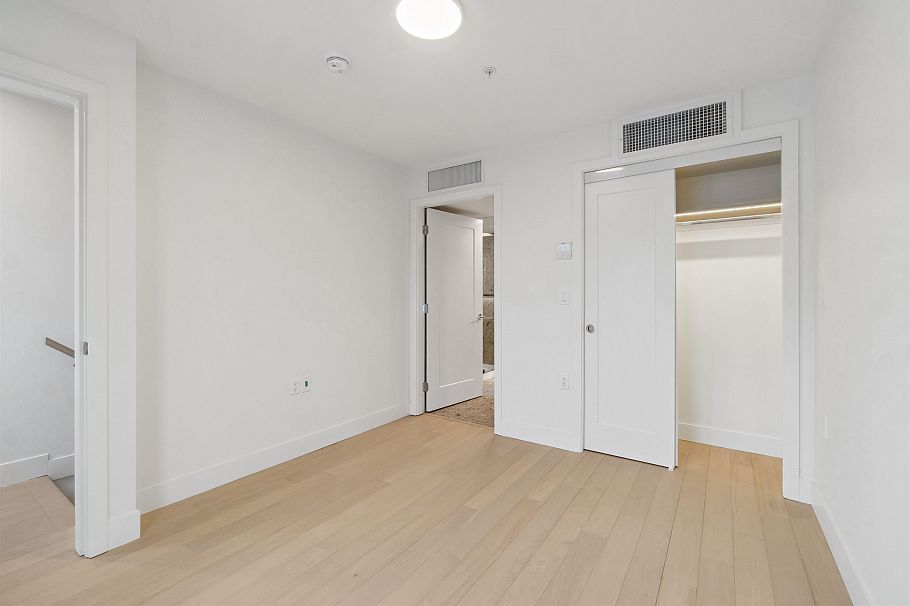 6330 Oak Street Vancouver, BC - 7