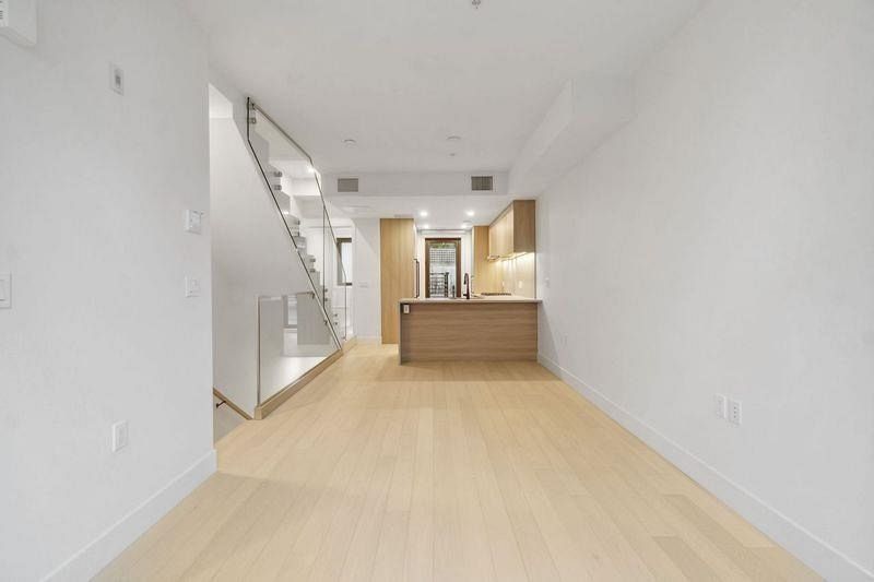 6330 Oak Street Vancouver, BC - 2