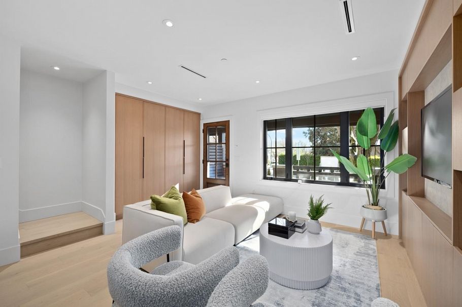 2505 W 37th Avenue Vancouver, BC - 4