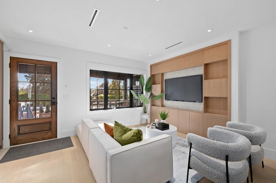 2505 W 37th Avenue Vancouver, BC - 3