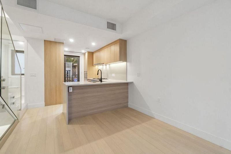 6330 Oak Street Vancouver, BC - 4