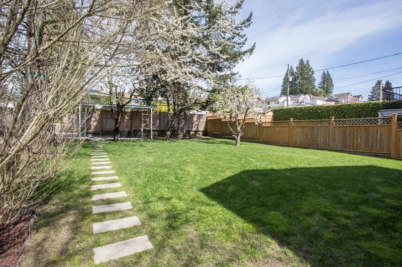 344 W 23rd Street North Vancouver, BC - 32