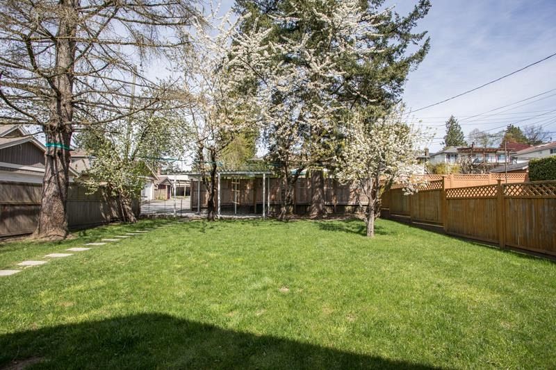 344 W 23rd Street North Vancouver, BC - 31