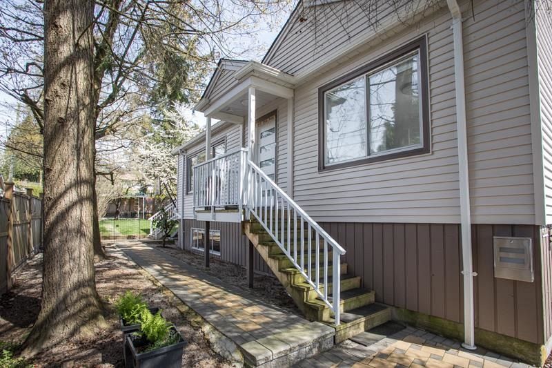 344 W 23rd Street North Vancouver, BC - 29